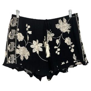 A Beautiful Soul Black Embroidered Floral Shorts Size L Boho Festival Tassel